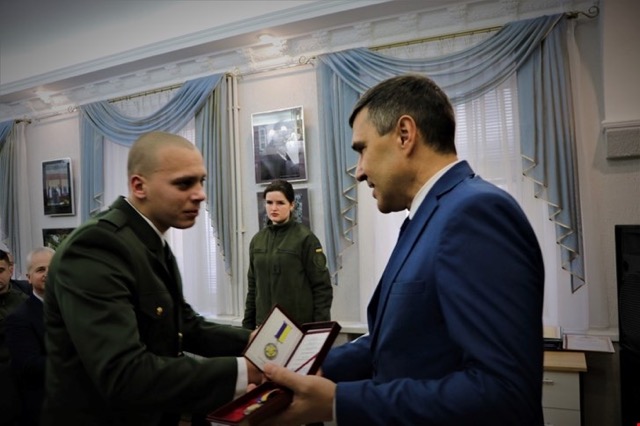 Оборонцю Азовсталі, який пів року пробув у полоні, вручили відзнаку Кіровоградської області