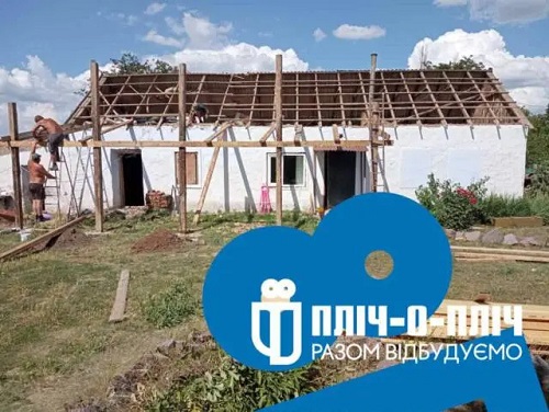 Кіровоградські будівельники допомагають жителям Херсонщини відновити зруйновані будинки