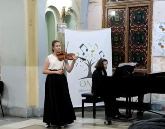 Скрипалька Єлизавета Погоріла виступила на сцені Одеської філармонії