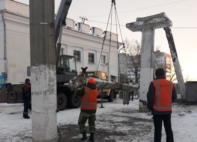 Місце руйнування пішохідного мосту у Кропивницькому привели у безпечний стан