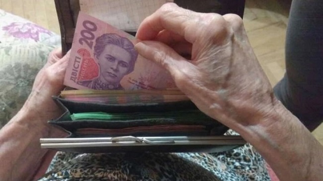 Деяких українців наступного року очікує зниження пенсії