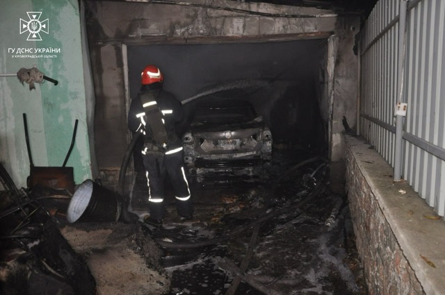 Трактор, ЗІЛ, мікроавтобус та легковики загорілися на Кіровоградщині