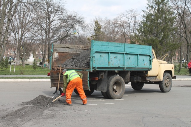 Комунальники Олександрії отримали доручення оперативно усунути аварійні ями на дорогах