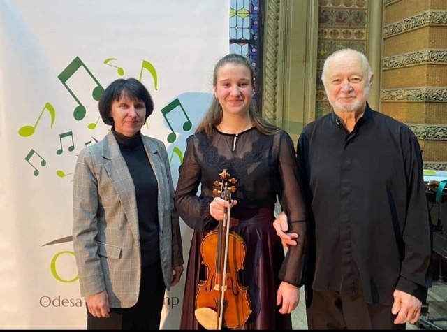 Скрипалька Єлизавета Погоріла виступила на сцені Одеської обласної філармонії