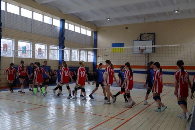 Пліч-о-пліч: в Олександрії стартували змагання з волейболу