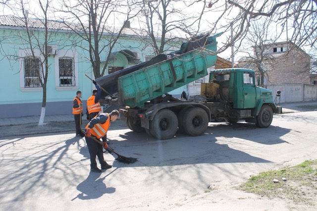 Міський голова Олександрії доручив відновити провалини біля люків