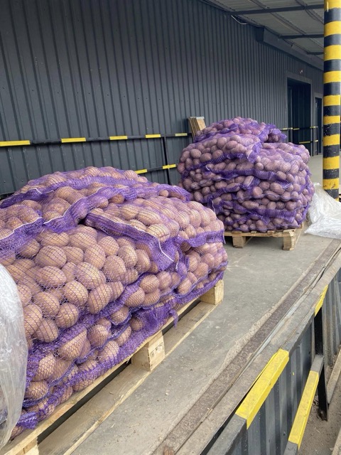 Фермер з Кіровоградщини передав волонтерам тонну картоплі для потреб ЗСУ