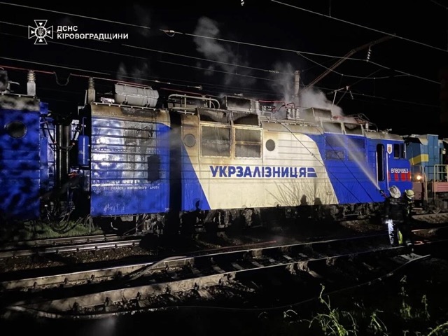 На Кіровоградщині горів локомотив: рятувальники загасили пожежу без жертв