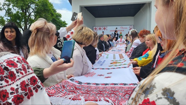 В Олександрії розгорнули 11-метровий рушник єдності до Дня вишиванки