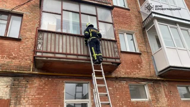 В Олександрії врятували літню жінку, якій стало зле в зачиненій квартирі