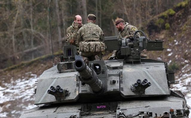 Принц Вільям відвідав військову базу неподалік кордону з росією і проїхався на танку