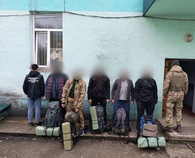П’ятеро чоловіків намагались втекти з України через гори на Закарпатті