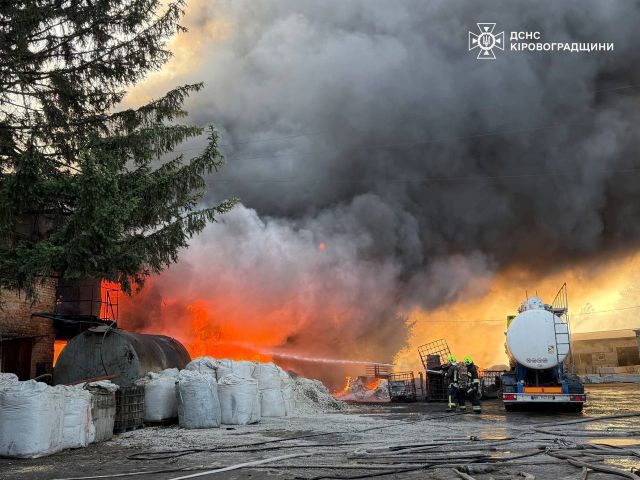 Масштабна пожежа в Олександрії — горять складські приміщення