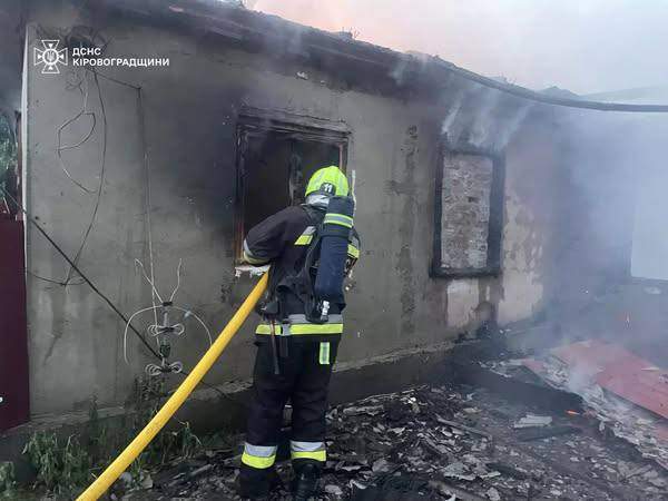 У Протопопівці згорів будинок багатодітної родини — 10 дітей залишилися без даху над головою