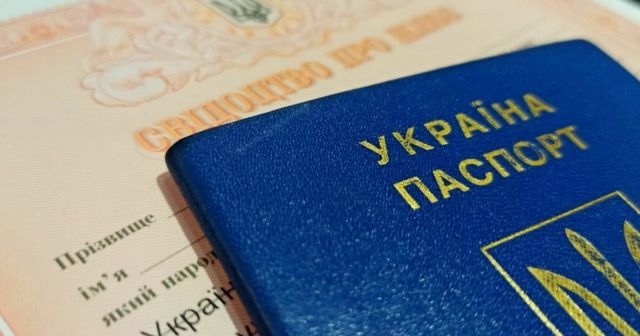 Дітей із заламінованим свідотцтвом про народження — не пускають за кордон, — KP