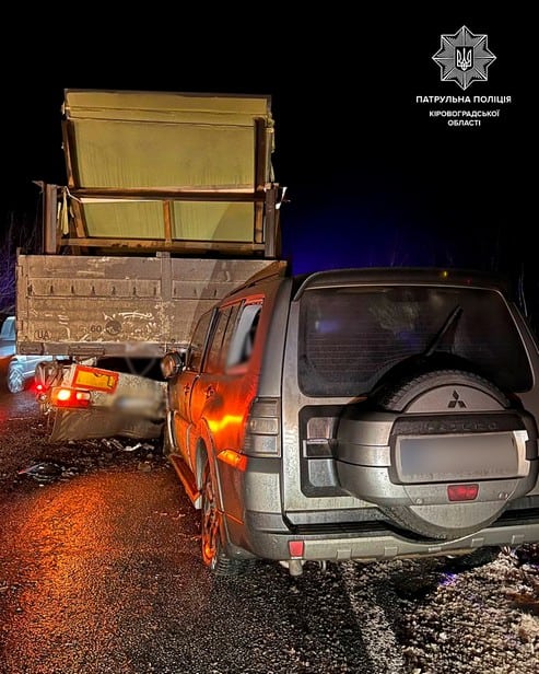 ДТП в Александрийском районе: внедорожник Mitsubishi Pajero въехал в грузовик