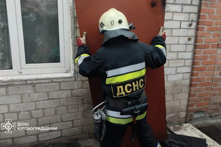 В Светловодске спасатели срезали входную дверь в доме, чтобы помочь женщине