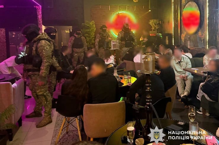 В Олександрії поліція “закрила” кафе-бар, який працював у комендантську годину: 43 відвідувачів забрали до відділку