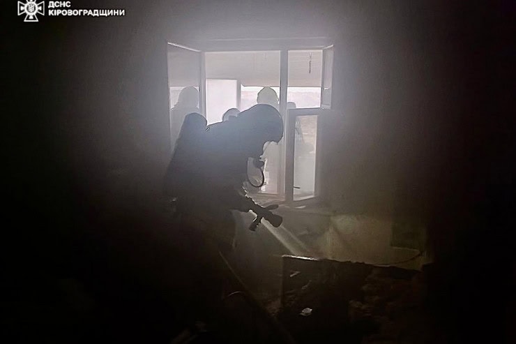 Пожежа в Олександрії: 76-річного чоловіка врятували з палаючої квартири на останньому поверсі дев’ятиповерхівки