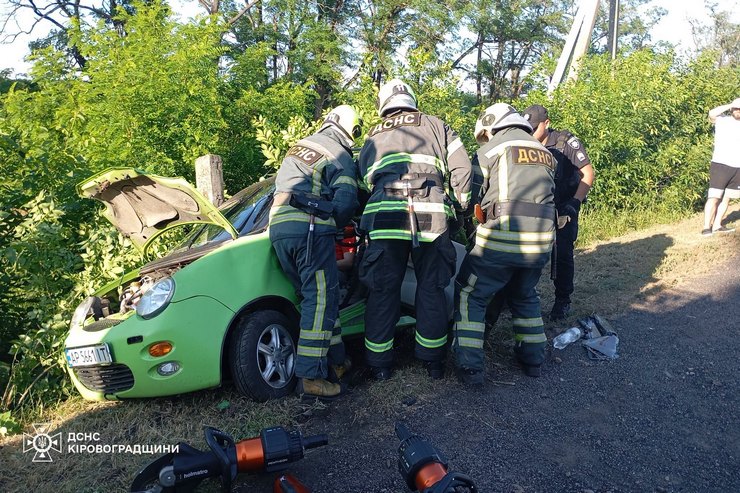 Після ДТП в Олександрійському районі рятувальники деблокували постраждалу жінку з понівеченого автомобіля