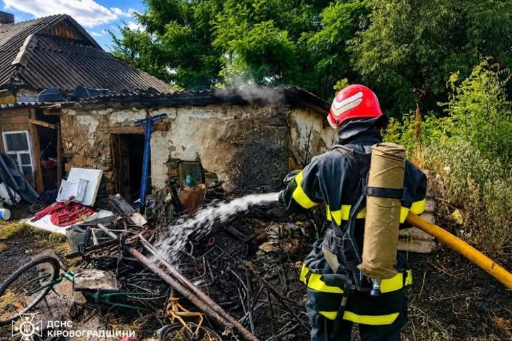 Внаслідок пожежі в Світловодську постраждав 70-річний чоловік: його госпіталізовано з опіками