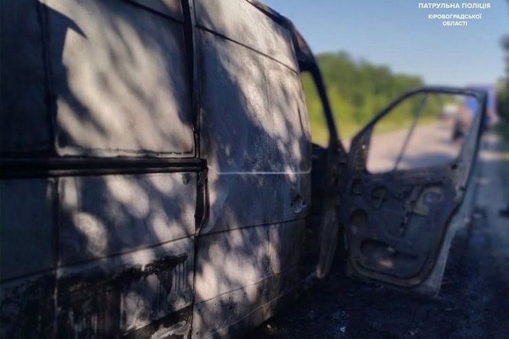 ДТП в Олександрійському районі: автомобіль Renault врізався у вантажівку і загорівся
