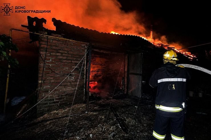 Пожежа в Олександрійському районі: вогонь спалахнув у приватному домоволодінні