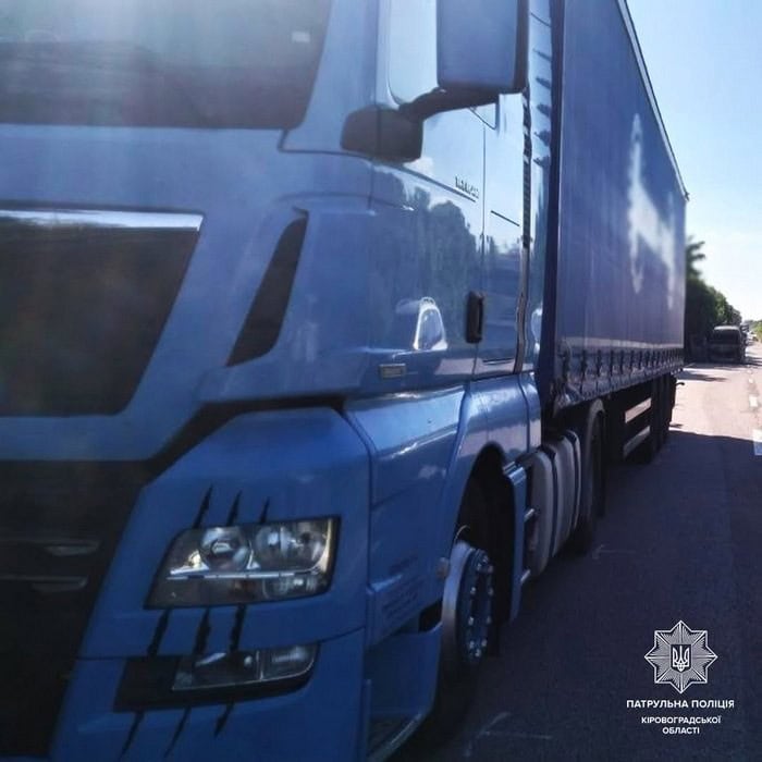 ДТП в Олександрійському районі: автомобіль Renault врізався у вантажівку і загорівся