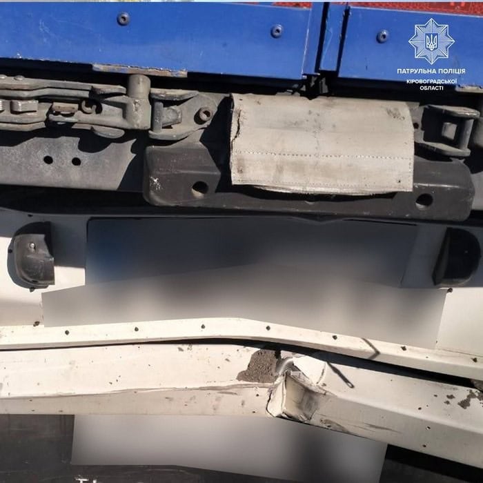 ДТП в Олександрійському районі: автомобіль Renault врізався у вантажівку і загорівся