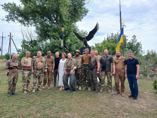 В Олександрійському районі відкрили Стелу пам’яті добровольців: що символізує бронзовий орел