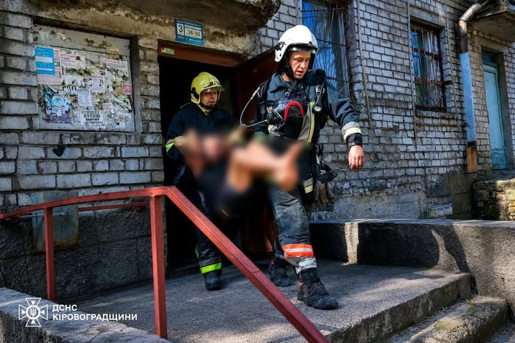 Пожежа в Світловодську: горів гуртожиток, 61-річний чоловік отримав опіки