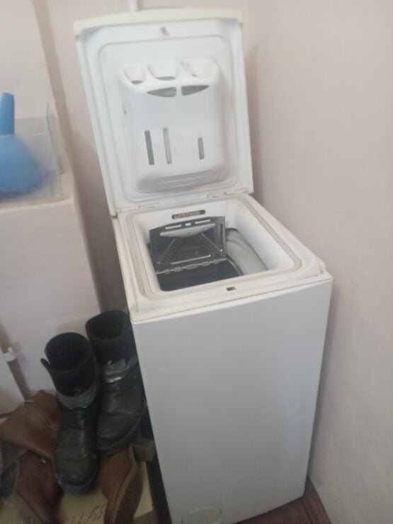 Продам пральну машину, газову плиту, балон
