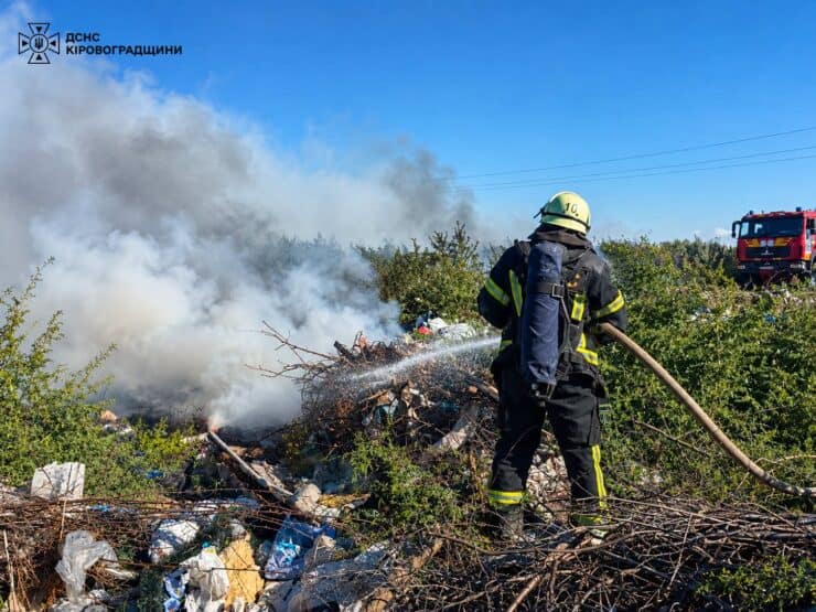 Пожежі в Олександрії та поблизу Павлиша: горіли сміття, суха трава та чагарники
