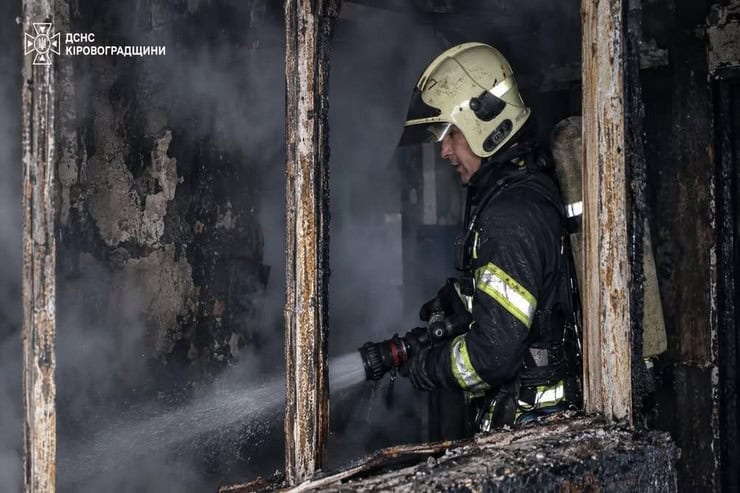 Пожежа в Світловодську: горіла багатоповерхівка, загинула 62-річна жінка