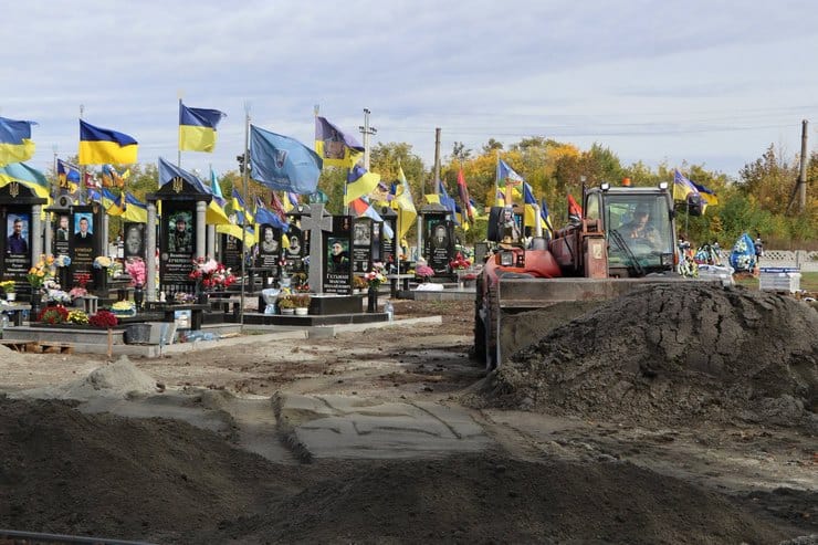 В Олександрії розпочали облаштування військового кладовища, але гроші з бюджету так і не надійшли