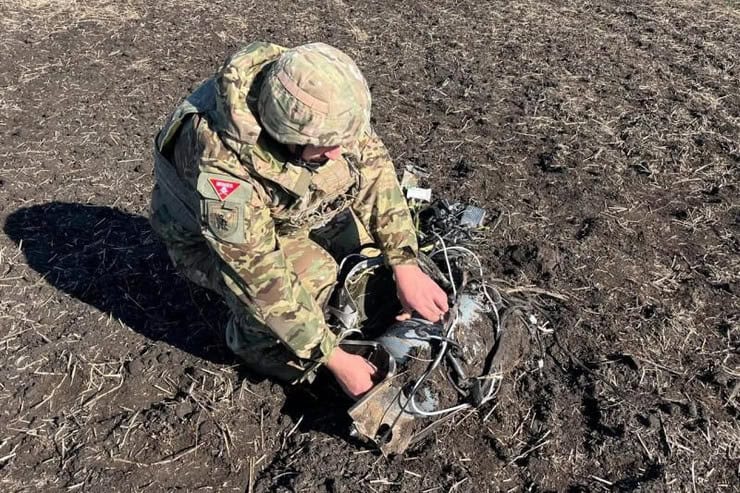 В Олександрійському районі на полі виявили уламки безпілотника з бойовою частиною, яка не здетонувала