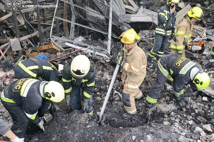Обстріл Олександрії: кількість загиблих зросла до трьох — рятувальники виявили тіло ще одного чоловіка